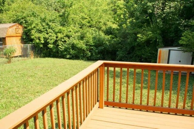Building Photo - $2100/Mo- Fenced Back Yard- Cozy and Spaci...