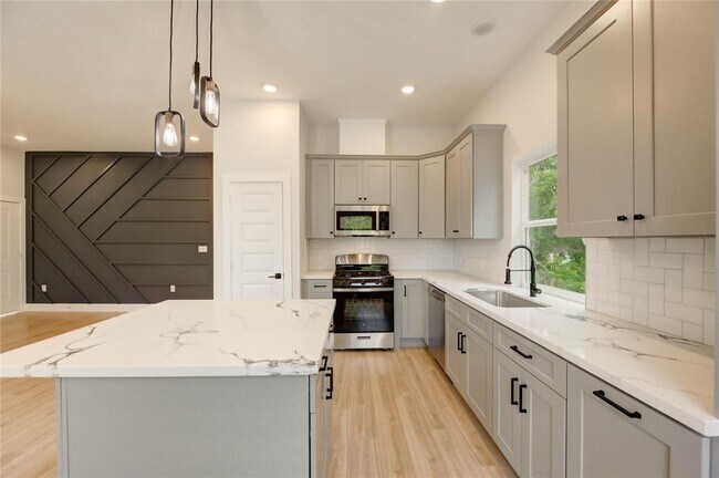 Foto del edificio - 811 E 39th St