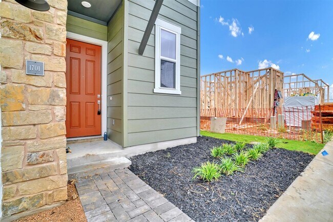 Building Photo - 1015 Vista View Dr