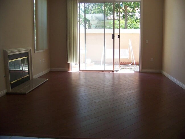Building Photo - 1404 Reggio Aisle