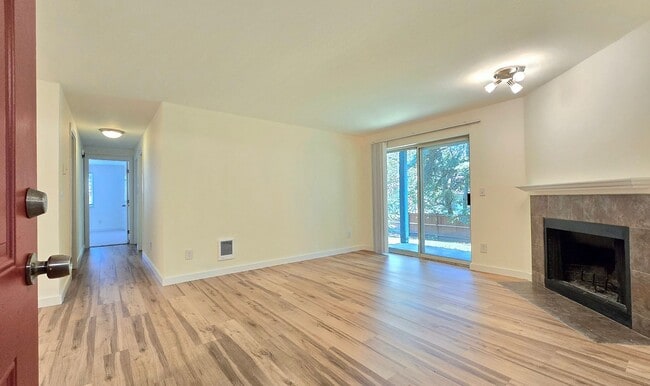 Building Photo - Lynnwood 3 Bed/2 Bath with Fireplace