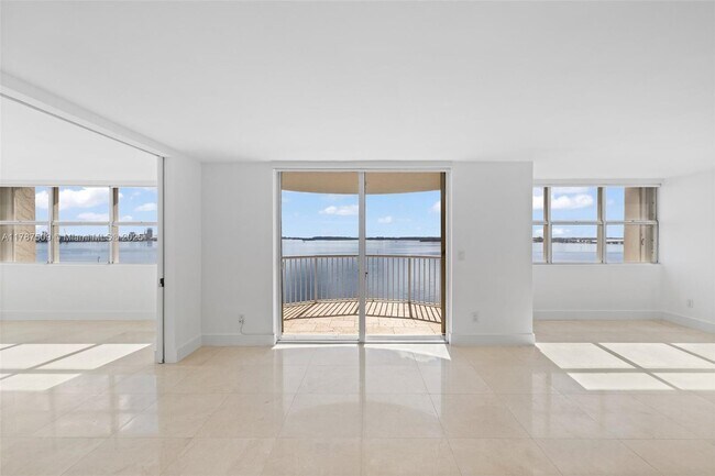 Foto del edificio - 1420 Brickell Bay Dr