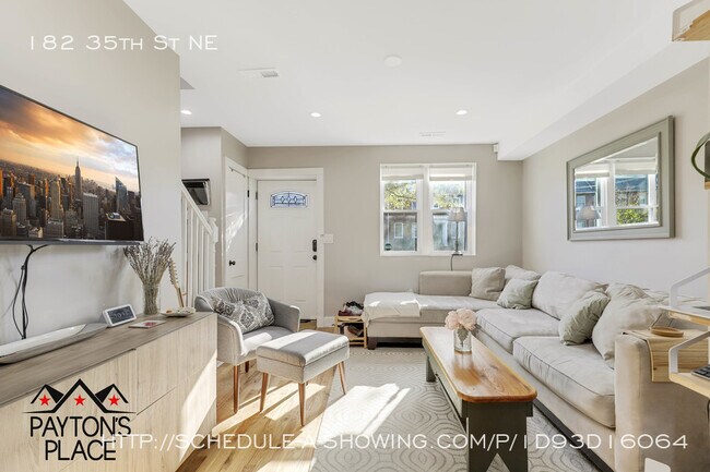 Building Photo - Renovated Townhome with Private Parking