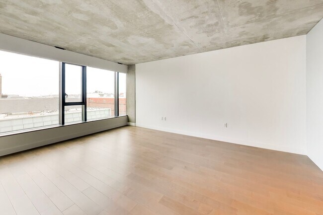 Foto del edificio - Urban Luxury at SoMa Serif Condos 2BR/2BA | In-Unit Laundry & 24-Hour Security