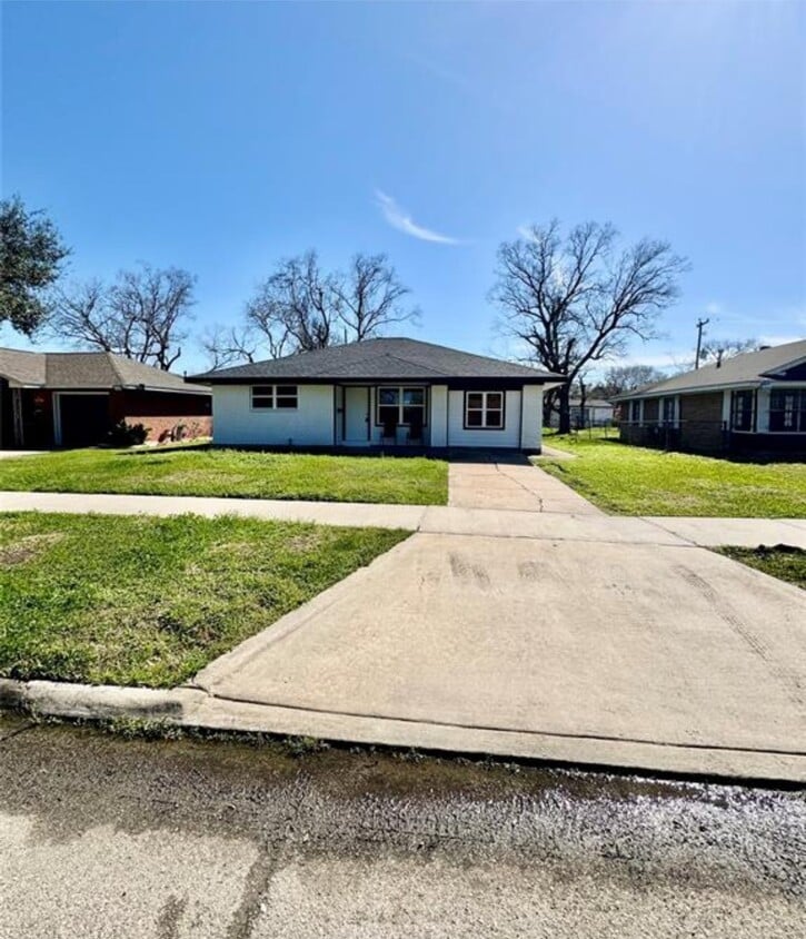 Primary Photo - 4414 Howcher St