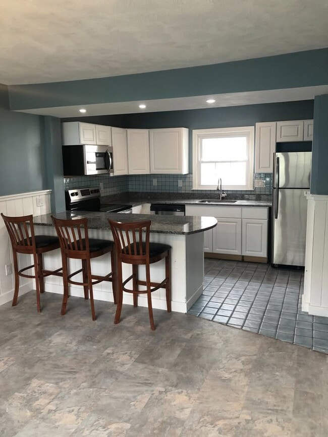 Large remodeled eat-in kitchen - 89 Congress St