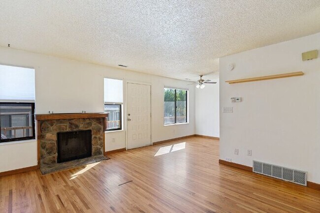 Foto del edificio - 2709 Hearthwood Ln