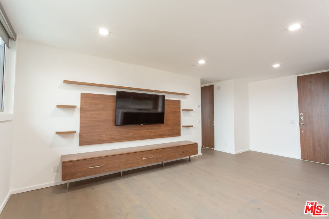 Foto principal - 100 S Doheny Dr