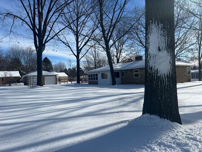 Foto del edificio - Click the “Apply Now” button or email wapmrentals@gmail.com for a prompt response.