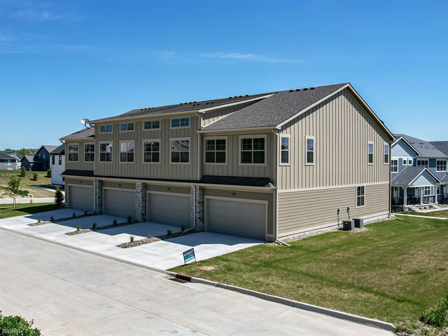 Building Photo - 3 br, 2.5 bath Townhome - Kings Grove Town...