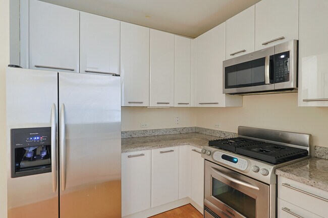 Building Photo - 420 E Waterside Dr