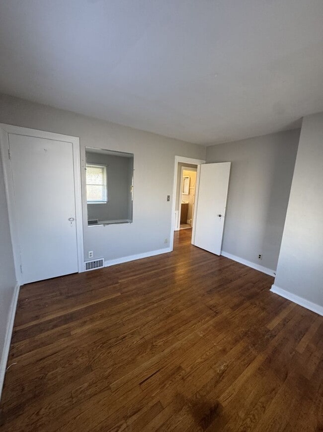 Building Photo - Welcome to this charming 2-bedroom, 1-bathroom home located in Dayton, OH*