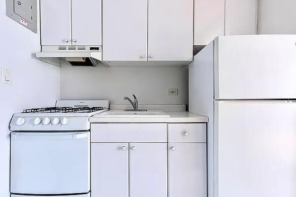 Building Photo - 108 E 38th St