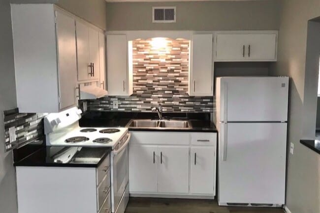 Bright kitchen with granite & tile backsplash - 1719 S Sterling Ave
