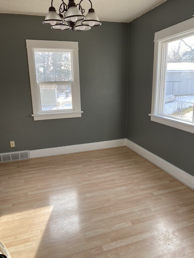 Building Photo - 516 Spear Ave