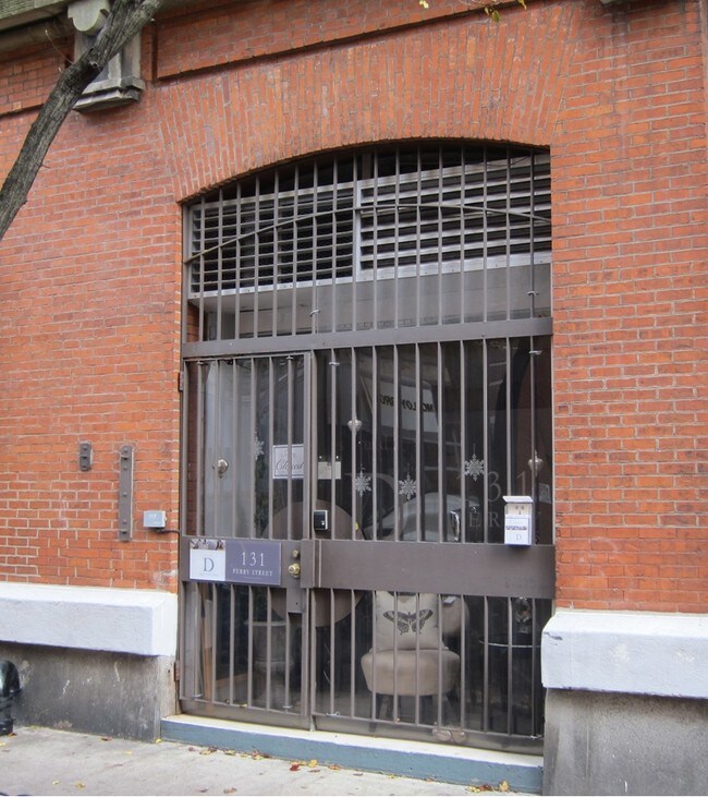 Building Photo - 131 Perry St