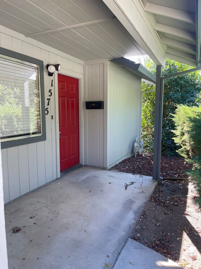 Foto del edificio - 1573-1575 Victor Avenue