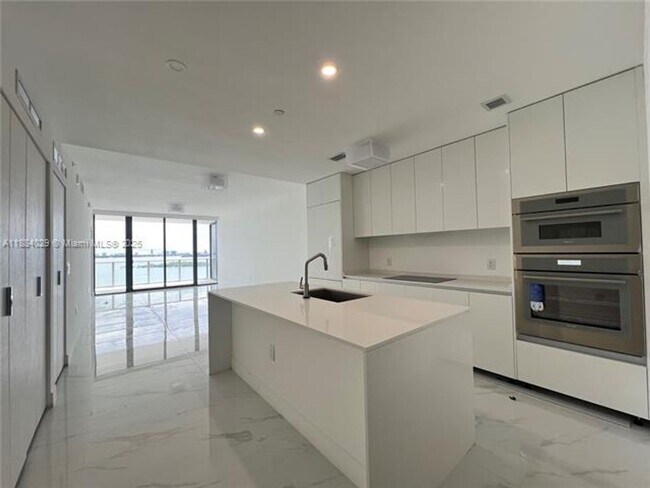 Foto del edificio - 700 NE 24th St