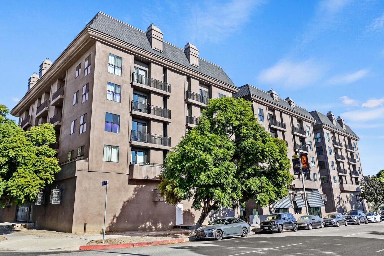 Versailles Apartments Apartments in Los Angeles, CA