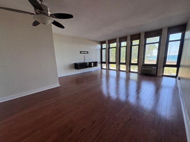 Foto del edificio - 6700 S South Shore Dr
