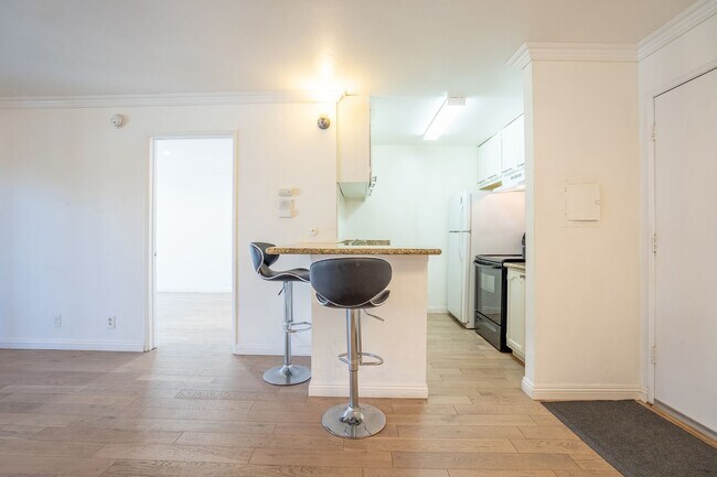 Foto del edificio - 1 Bedroom / 1 Bathroom Condo In Koreatown