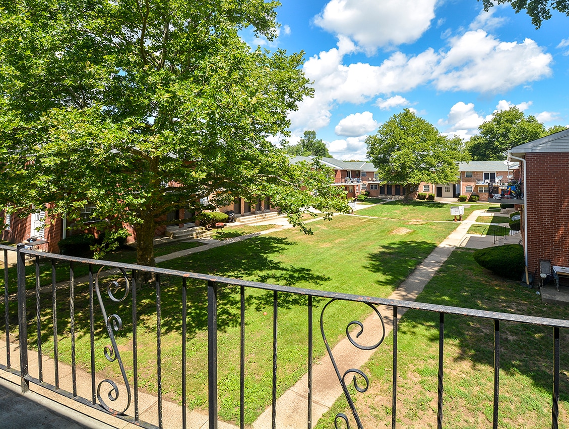Burlington Pointe — Community Exterior