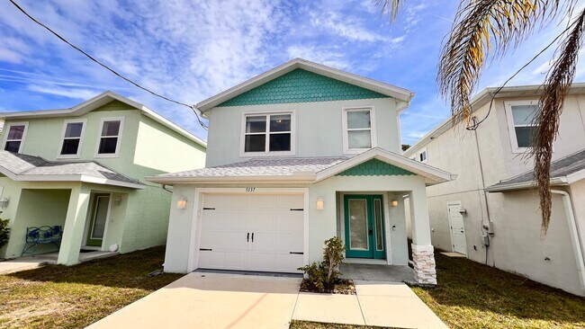 Foto del edificio - Charming 3-bedroom, 2.5-bathroom pet frien...