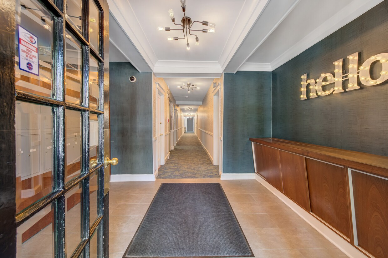 Lobby - 320 Rochelle Ave