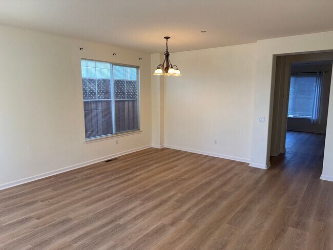Foto del edificio - Great 3 bed 2.5 bath single family home in Windsor! Brand New Flooring and Paint!