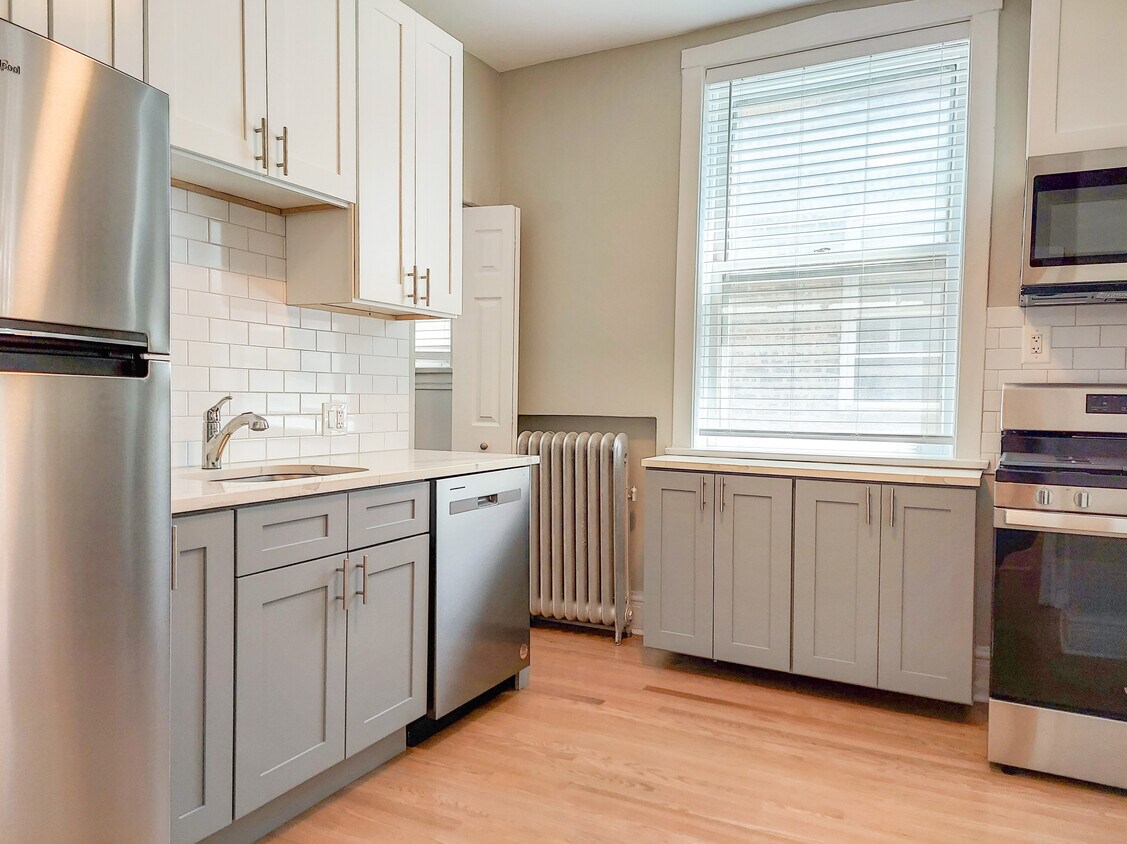 Primary Photo - 5055 N Damen Ave