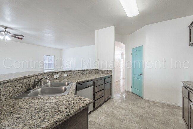 Foto del edificio - 4 Bedroom, 2 Bath Home - $2450 per month!