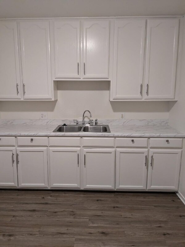 Foto principal - 44030 Division St