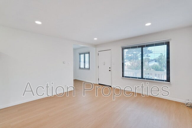 Building Photo - 709 6th Ave