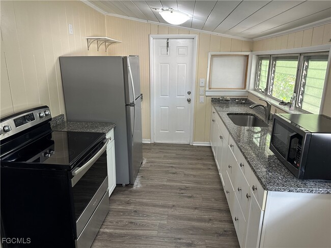 Building Photo - 2072 Maple Ave