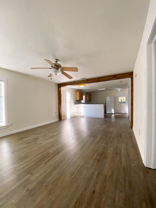 Foto del edificio - 109 E 3rd St