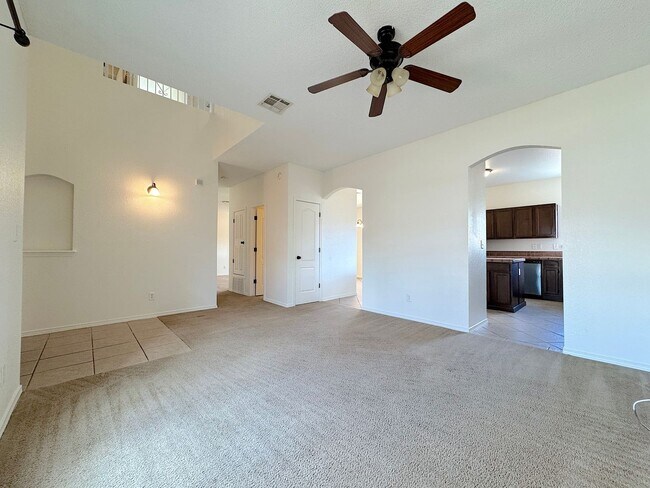 Foto del edificio - Northeast El Paso 5Bed/2.5Bath Refrig A/C!