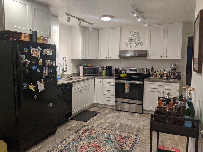 Foto del edificio - 956 Mountain Willow Ln