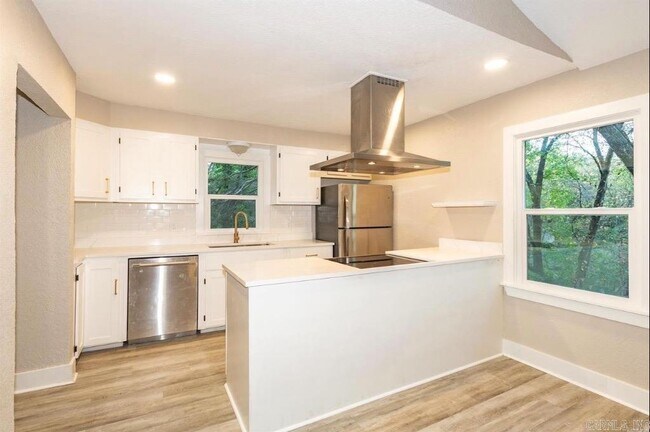 Building Photo - 107 N Summit St