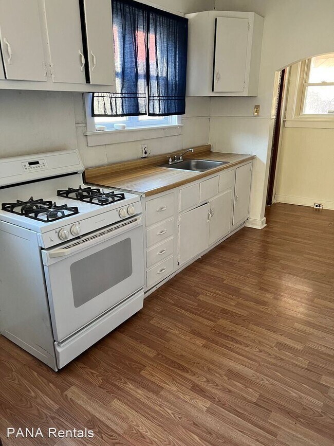 Building Photo - 4 br, 1 bath House - 915 Spruce Street