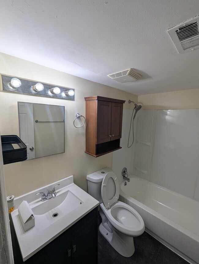 baño 1 - 4425 Enright Ave