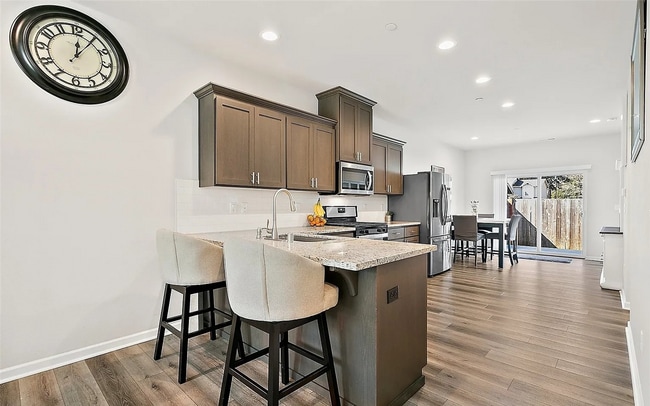 Building Photo - Spacious & Beautiful 4-Bedroom Home in Lak...