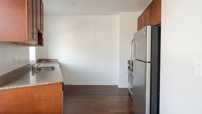 Building Photo - 2048 W Touhy Ave