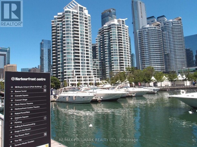 Photo du bâtiment - 230 Queens Quay W