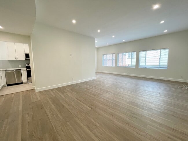 Building Photo - 134 S Elm Dr