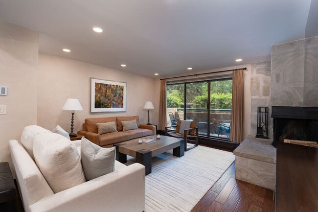 Building Photo - 1024 E Hopkins Ave