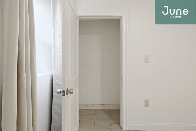 Building Photo - Full room in 4-bed/2.0-bath Home