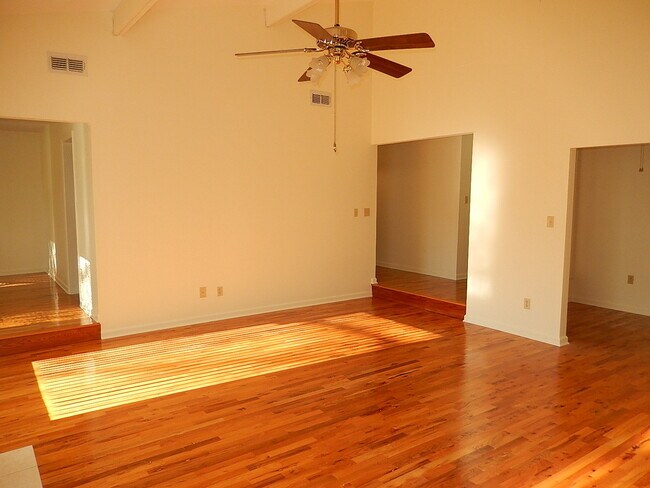 Foto del edificio - AMAZING 3/2 Killearn Home w/ Wood Floors, ...