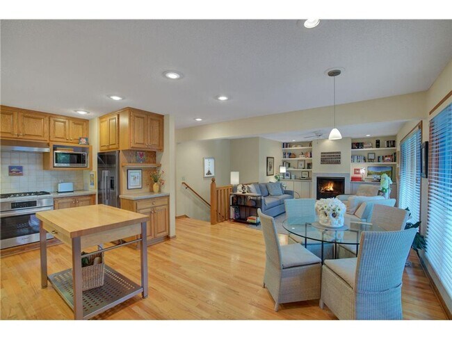 Building Photo - Wayzata 3 bedroom 3 bath Charmer- Availabl...