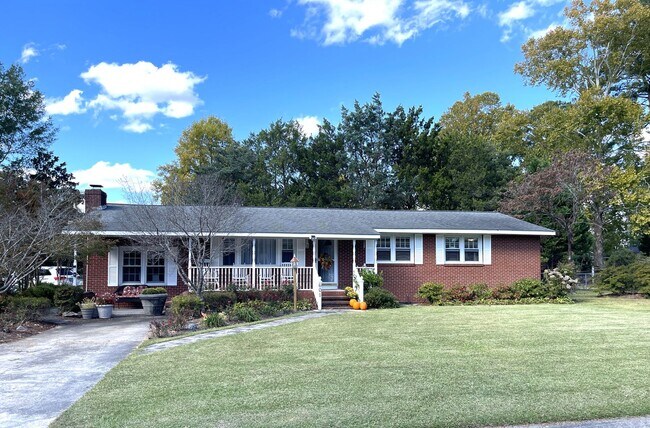 Building Photo - Fully Furnished Short Term Rental!