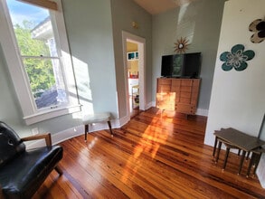 Building Photo - 205 SE 7th St